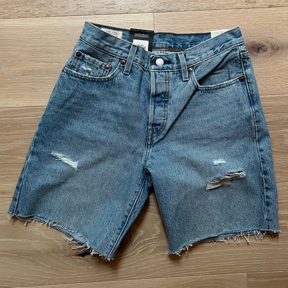 NWT Levi’s Shorts 501 90s Shorts | US26 - Picture 2 of 9
